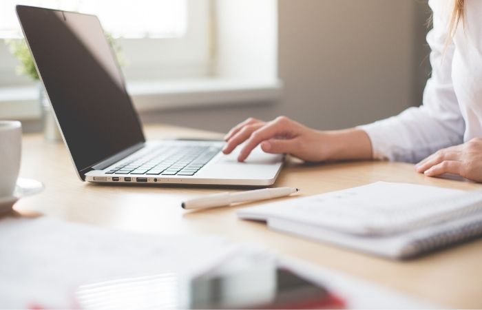 Mostrar un computador donde se vea el proceso de inscripción del contrato de arrendamiento