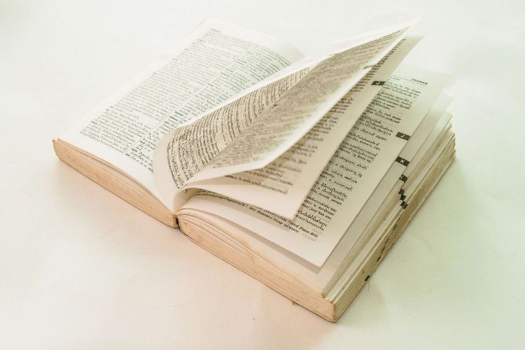 Libro diccionario para ilustrar el ABC del alquiler