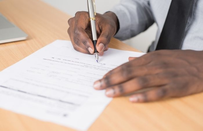 Mostrar a una persona declarar la renta de alquiler