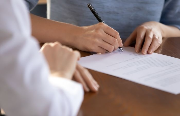 Mostrar personas firmando un contrato de alquiler 2021
