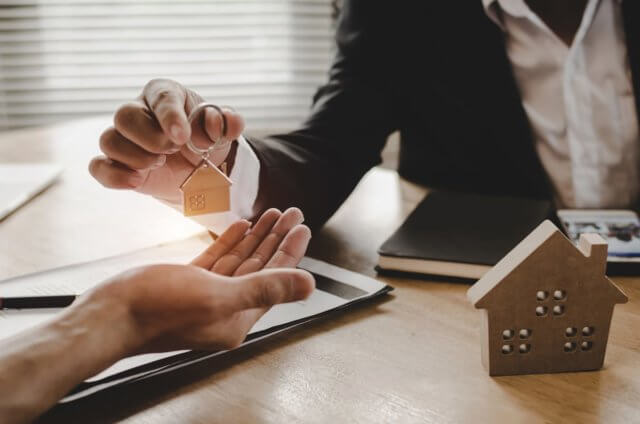Mostrar dos personas sellando un contrato de alquiler del que se realizará el registro de fianza