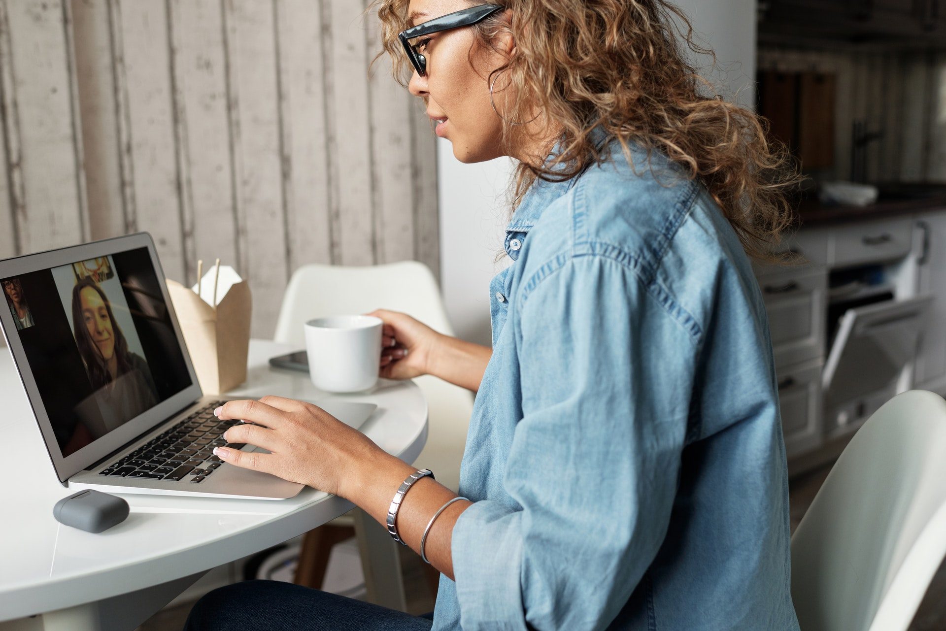 Una empresaria averiguando cuál es la mejor estrategia online para su empresa.