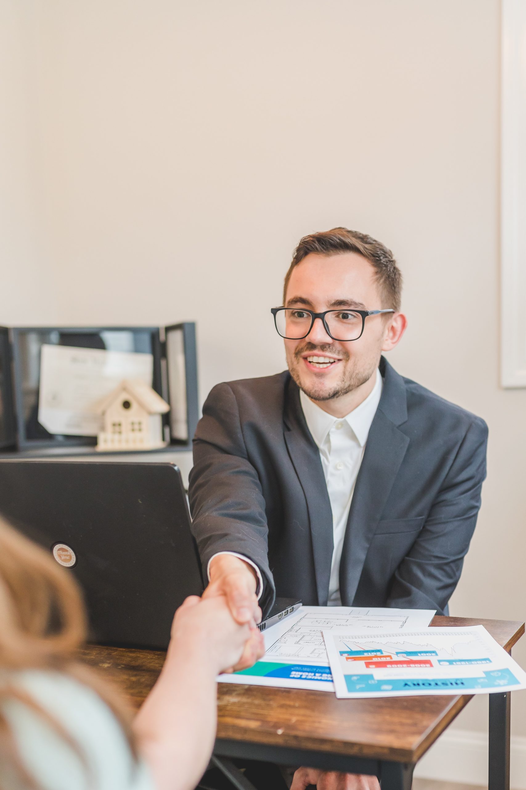 vender piso con ayuda de agentes inmobiliarios
