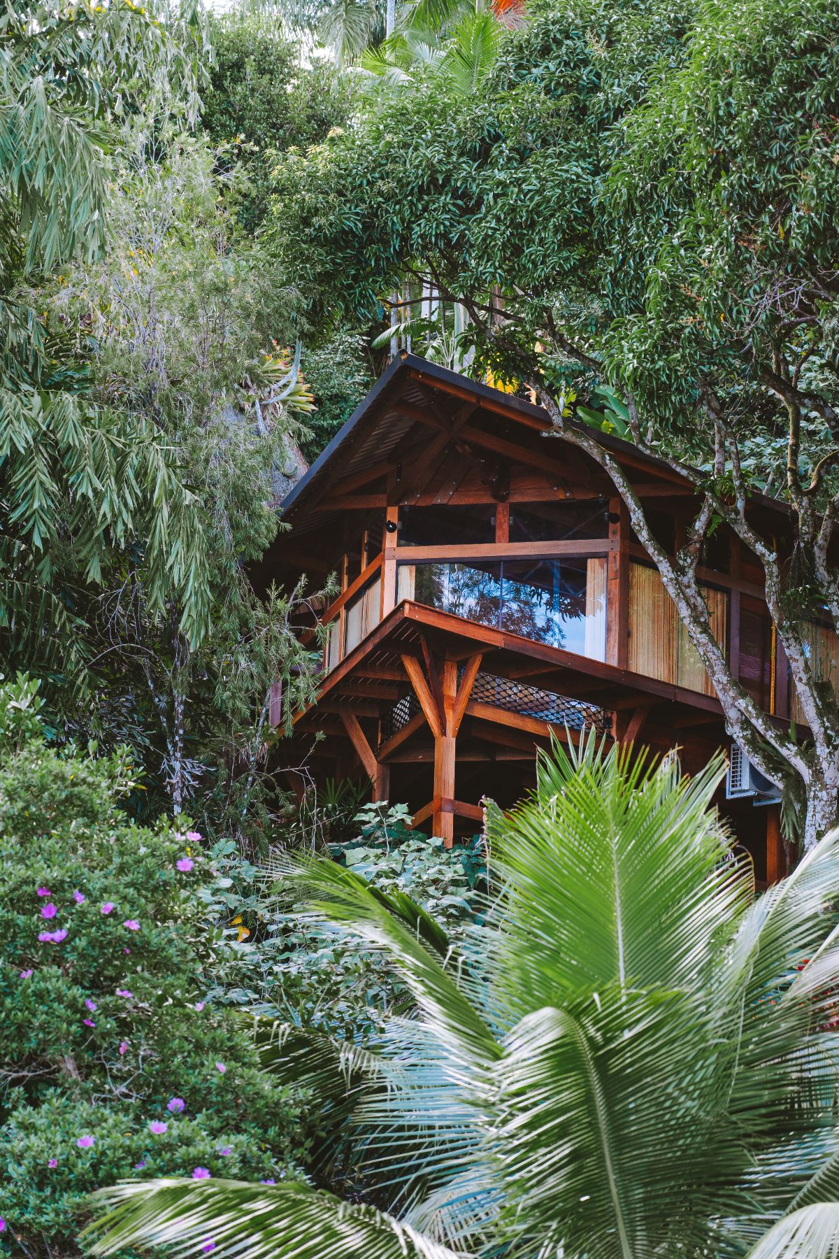 casa barco en el medio de la selva